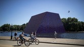 ‘The London Mastaba,’ ia menamai ‘piramida’ itu. Instalasi itu akan menjadi bagian dari Hyde Park sampai tiga bulan ke depan. (REUTERS/Simon Dawson)
