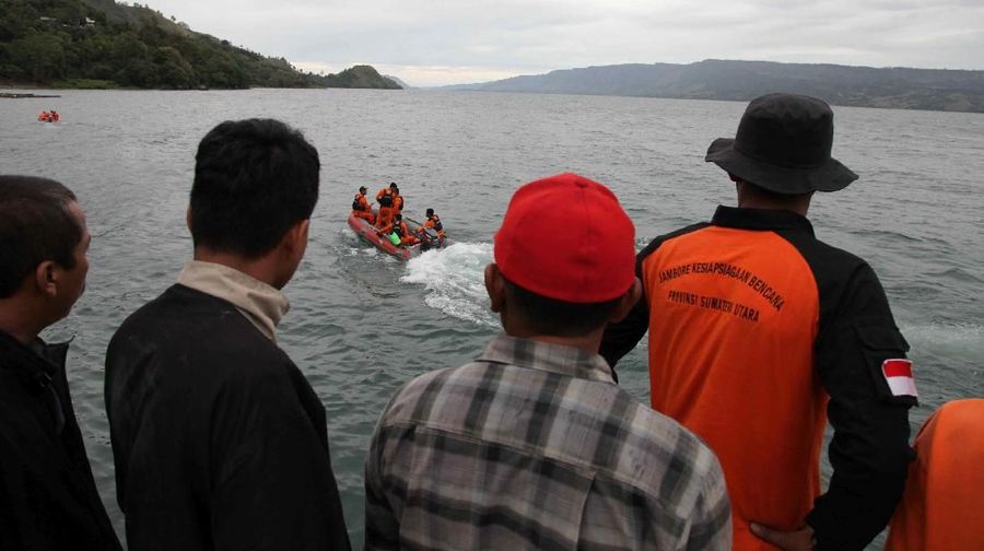 KM Sinar Bangun tenggelam di Danau Toba, Presiden Joko Widodo menyerukan evaluasi standar keselamatan angkutan penyeberangan.