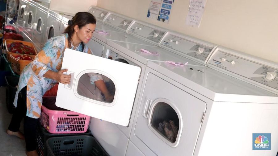 Pekerja saat menyetrika pakaian laundry di tempat  jasa cuci setrika  pakaian Jakarta, Rabu (20/6). Tingginyan kebutuhan akan mencuci dan menyetrika pakaian di saat libur lebaran atau Idul Fitri membuat berbagai usaha Laundry kebanjiran order jasa mencuci dan menyetrika hingga 90% ketimbang hari biasa. Dalam sehari laundry mampu menampung hingga ratusan kilo pakaian. Menurut pegawai laundry, musim libur panjang ini juga membuat jasa laundry mampu meraih untung hingga 5 juta dalam 2 hari. Jasa laundry menjadi alternatif membantu menyelesaikan pekerjaan rumah, apalagi saat bulan libur lebaran. Karena banyak dari mereka yang memiliki asisten rumah tangga belum pulang dari kampung halaman. (CNBC Indonesia/Muhammad Sabki)