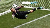 Kiper timnas Portugal Rui Patricio tampil brilian pada laga ini. Kiper Wolverhampton Wanderers itu melakukan sejumlah penyelamatan gemilang untuk mengamankan gawangnya dari kebobolan. ( REUTERS/Christian Hartmann)
