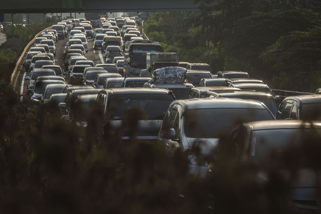 Tol Jakarta-Cikampek Padat, Contraflow Diberlakukan di Km 34