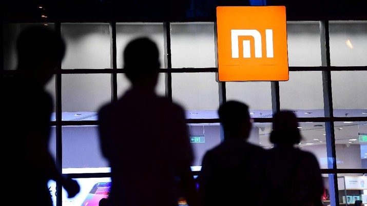 People walk past a Xiaomi store in Shenyang, Liaoning province, China June 12, 2018. Picture taken June 12, 2018. REUTERS/Stringer  ATTENTION EDITORS - THIS IMAGE WAS PROVIDED BY A THIRD PARTY. CHINA OUT.