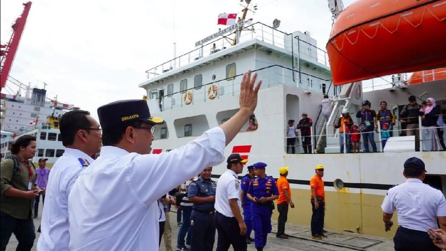 Menteri Perhubungan Budi Karya Sumadi meninjau langsung kedatangan para peserta mudik gratis yang tiba di Terminal Penumpang Nusantara Pura Pelabuhan Tanjung Priok, Jakarta Utara, Rabu (20/6). (CNBC Indonesia/Exist In Exist)