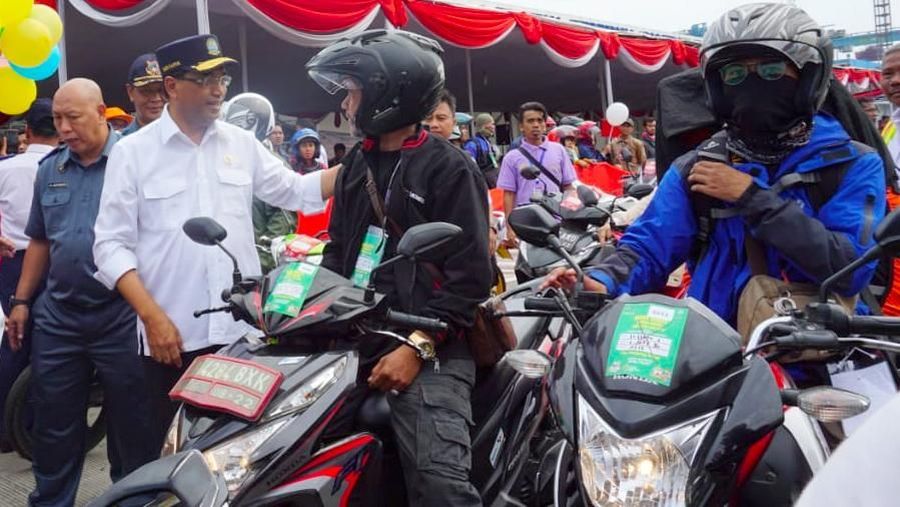 Menteri Perhubungan Budi Karya Sumadi meninjau langsung kedatangan para peserta mudik gratis yang tiba di Terminal Penumpang Nusantara Pura Pelabuhan Tanjung Priok, Jakarta Utara, Rabu (20/6). (վ/Exist In Exist)
