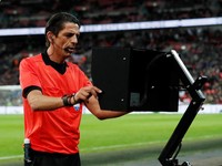 Dengan VAR, Tak Ada Lagi 'Perampokan' Jutaan Dolar