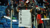 Ratapan fan timnas Mesir menyaksikan tim kebanggaannya gagal ke babak 16 besar Piala Dunia 2018. The Pharaohs menelan dua kekalahan di Grup A dari Uruguay dan Rusia. (REUTERS/Dylan Martinez)