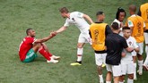 Gelandang timnas Portugal Adrien Silva memberikan dukungan moral kepada pemain Maroko Ayoub El Kaabi seusai laga. Pemandangan indah yang menjunjung sportivitas. (REUTERS/Christian Hartmann)