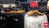 Kenaikan harga juga kemungkinan terjadi pada sejumlah produk tekstil yang bahan bakunya masih impor. Selain pelemahan rupiah, sejumlah produk tekstik juga mengalami kenaikan pajak impor. (CNN Indonesia/Dinda Audriene).