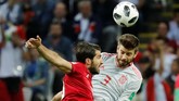 Bek Spanyol Gerard Pique (kanan) menghalau aksi Karim Ansasarifard. Pertandingan itu merupakan caps ke-100 Pique bersama timnas Spanyol. (REUTERS/Toru Hanai)