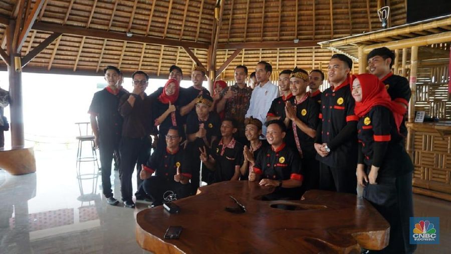 Jokowi lupa ulang tahunnya sendiri, malah dirayakan oleh para wartawan. 