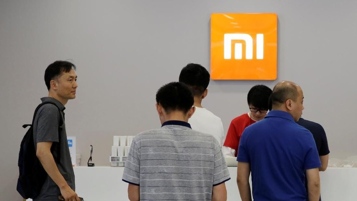 Customers wait to pay at a Xiaomi store in Beijing, China June 21, 2018. REUTERS/Jason Lee