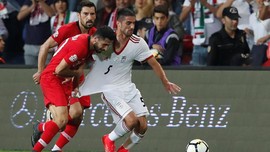 Lemparan Salto Gagal Bek Timnas Iran Viral di Media Sosial