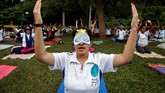 Seorang wanita mengenakan penutup mata saat mengikuti sesi yoga dalam rangka perayaan Hari Yoga Internasional di Bengaluru, India, Rabu (20/6). (REUTERS/Abhishek N. Chinnappa)