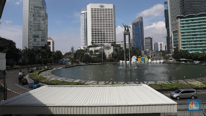 Libur Usai, Aturan Ganjil-Genap Mulai Berlaku di Protokol Ibu Kota Pengendara mobil melintas di jalan Protokol Ibukota Thamrin-Sudirman, Jakarta, Kamis (21/6). Usai libur lebaran sejumlah ruas jalan Protokol mulai diberlakukan kembali aturan ganjil-genap. Hal itu diberlakukan usai sistem ganjil-genap tidak diberlakukan di Jalan Sudirman-Thamrin dan Jalan Gatot Subroto mulai tanggal 11-20 Juni 2018 kemarin. Menurut pantauan CNBC Indonesia meski sudah memasuki hari awal kerja PNS sejumlah ruas jalan tersebut masih terlihat ramai lancar. (CNBC Indonesia/Muhammad Sabki)
