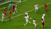 Iran sempat memberikan ancaman kepada gawang Spanyol. Sayang tendangan Karim Ansarifard masih melenceng di sisi kawan gawang David De Gea. (REUTERS/John Sibley)