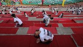 Bukan hanya perempuan, yoga juga diminati oleh kaum laki-laki, seperti yang dipraktikkan sejumlah masyarakat di Ahmedabad ini. (REUTERS/Amit Dave)