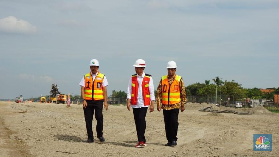 Pembangunan runway ketiga saat ini dalam proses musyawarah pembebasan tanah, termasuk juga pembayaran kepada pemilik tanah yang setuju.
