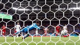 Striker Diego Costa akhirnya memecah kebuntuan untuk timnas Spanyol setelah mencetak gol pada menit ke-23 memanfaatkan kesalahan bek Iran. (REUTERS/Sergio Perez)