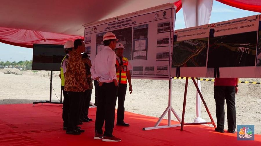 Pembangunan runway ketiga saat ini dalam proses musyawarah pembebasan tanah, termasuk juga pembayaran kepada pemilik tanah yang setuju.