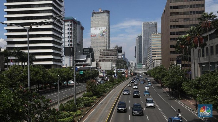 Libur Usai, Aturan Ganjil-Genap Mulai Berlaku di Protokol Ibu Kota Pengendara mobil melintas di jalan Protokol Ibukota Thamrin-Sudirman, Jakarta, Kamis (21/6). Usai libur lebaran sejumlah ruas jalan Protokol mulai diberlakukan kembali aturan ganjil-genap. Hal itu diberlakukan usai sistem ganjil-genap tidak diberlakukan di Jalan Sudirman-Thamrin dan Jalan Gatot Subroto mulai tanggal 11-20 Juni 2018 kemarin. Menurut pantauan CNBC Indonesia meski sudah memasuki hari awal kerja PNS sejumlah ruas jalan tersebut masih terlihat ramai lancar. (CNBC Indonesia/Muhammad Sabki)