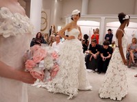 Wah, Baju-Baju Pengantin Ini Dibuat dari Tisu Toilet