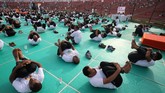 Bahkan, sejumlah tentara yang akan menjalani pendidikan militer di Ahmedabad juga melakukan yoga. (REUTERS/Amit Dave)