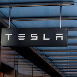 Perang Dagang, Tesla Tetap Bangun Pabrik Rp 30 T di China