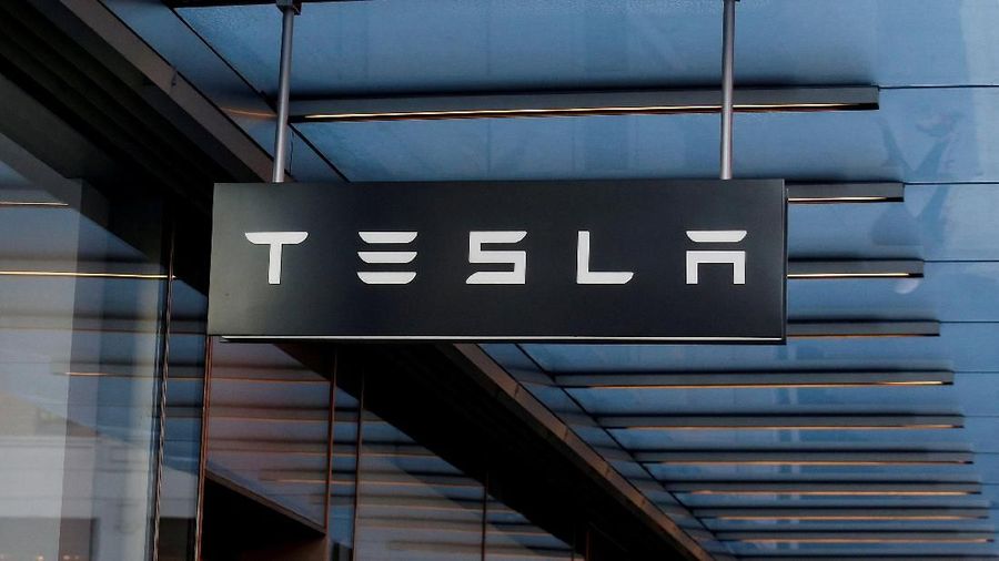 FILE PHOTO: A sign is seen outside Tesla Motors' new showroom in Manhattan's Meatpacking District in New York City, U.S., December 14, 2017.   REUTERS/Brendan McDermid/File Photo