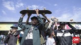 Walau panas terik menyegat skateboarders tetap bersemangat mengikuti Go Skateboarding Day. Tercatat tahun ini ada 3.000 skateboraders yang mengikuti acara Go Skateboarding Day di Jakarta. (CNN Indonesia/ Hesti Rika)