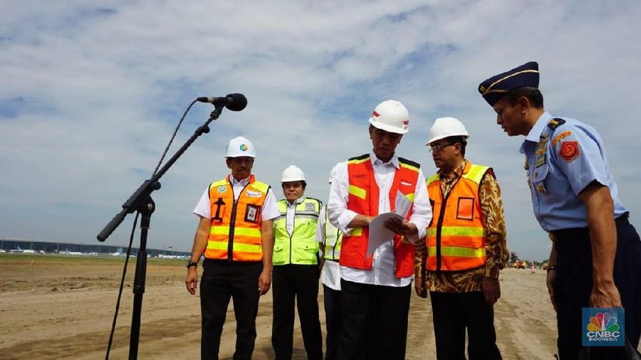 Pembangunan runway ketiga saat ini dalam proses musyawarah pembebasan tanah, termasuk juga pembayaran kepada pemilik tanah yang setuju.