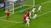 Iran sempat menyamakan kedudukan melalui Saeid Ezatolahi, tetapi akhirnya dianulir. Setelah dilihat melalui VAR pemain Iran tampak terperangkap offside lebih dahulu sebelum gol terjadi. (REUTERS/John Sibley)