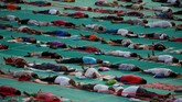 Sehari sebelum perayaan Hari Yoga Internasional 21 Juni, sejumlah masyarakat mempraktikkan yoga dalam sebuah kamp yang diadakan di Ahmedabad, India, Rabu (20/6). (REUTERS/Amit Dave)