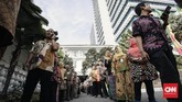Hari pertama bekerja pegawai Pemprov DKI usai libur lebaran diawali dengan halal bihalal di Balaikota, Jakarta, Kamis (21/6). (CNN Indonesia/Adhi Wicaksono)