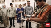Gubernur DKI Jakarta Anies Baswedan dan Wakil Gubernur Sandiaga Uno menghadiri langsung acara halal bihalal di lingkungan Pemprov DKI Jakarta ini. (CNN Indonesia/Adhi Wicaksono)