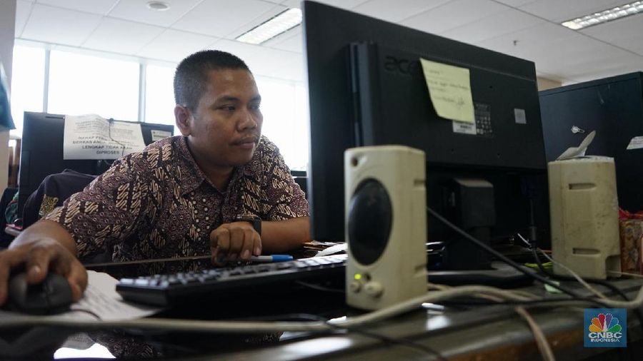 Presiden Joko Widodo (Jokowi) merencanakan penambahan insentif untuk perbaikan kesejahteraan aparatur sipil negara alias PNS.