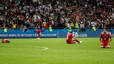Perjuangan keras pemain Iran termasuk dengan bermain pragmatis akhirnya berujung kekalahan 0-1 dari Spanyol. Para pemain Iran tertunduk lesuk setelah usaha keras mereka berbuah kekalahan. (REUTERS/Toru Hanai)