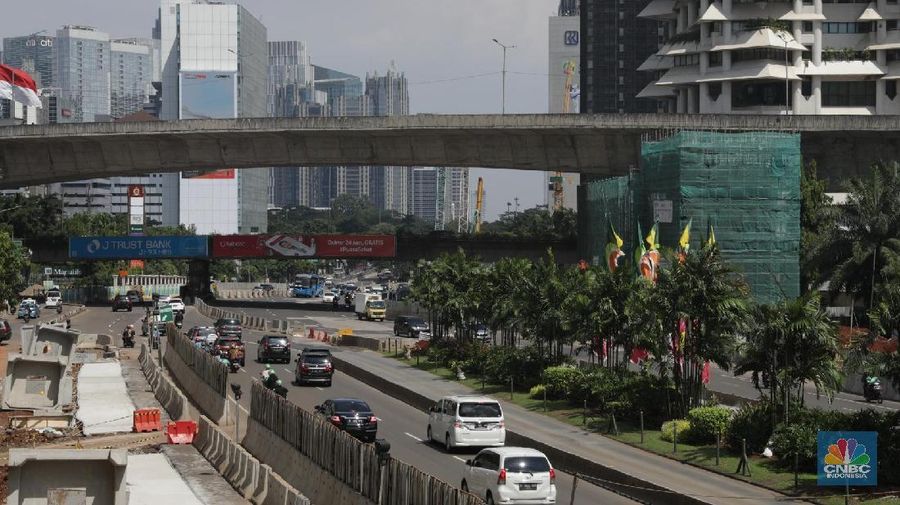 Pengendara mobil melintas di jalan Protokol Ibukota Thamrin-Sudirman, Jakarta, Kamis (21/6). Usai libur lebaran sejumlah ruas jalan Protokol mulai diberlakukan kembali aturan ganjil-genap. Hal itu diberlakukan usai sistem ganjil-genap tidak diberlakukan di Jalan Sudirman-Thamrin dan Jalan Gatot Subroto mulai tanggal 11-20 Juni 2018 kemarin. Menurut pantauan CNBC Indonesia meski sudah memasuki hari awal kerja PNS sejumlah ruas jalan tersebut masih terlihat ramai lancar. (CNBC Indonesia/Muhammad Sabki)