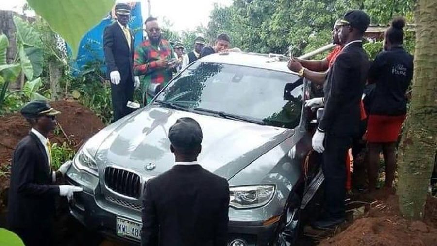 Seorang pria di Nigeria membuat mobil BMW X5 sebagai peti jenazah untuk mengubur bapaknya