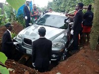 Di Nigeria, Mobil BMW X5 Dijadikan Peti Jenazah