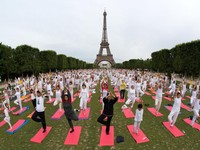 Ribuan Warga Serentak Mengikuti Hari Yoga Internasional