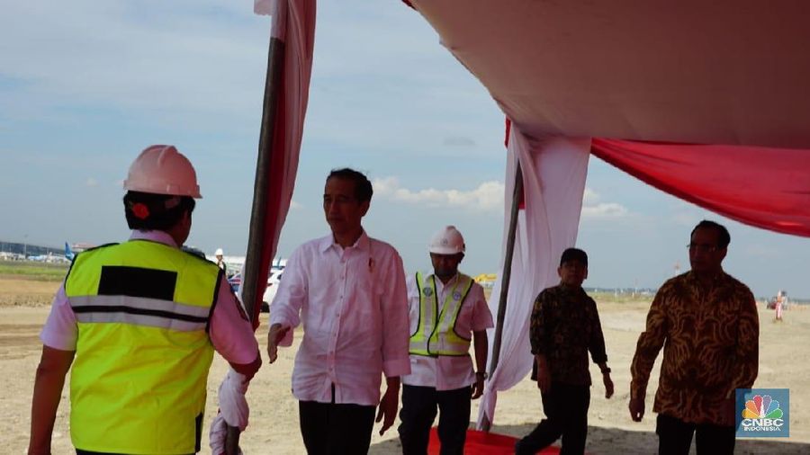 Pembangunan runway ketiga saat ini dalam proses musyawarah pembebasan tanah, termasuk juga pembayaran kepada pemilik tanah yang setuju.