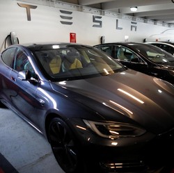 Luhut Soal Tesla di Malaysia: Cuma Bikin Agen Jual Mobil!