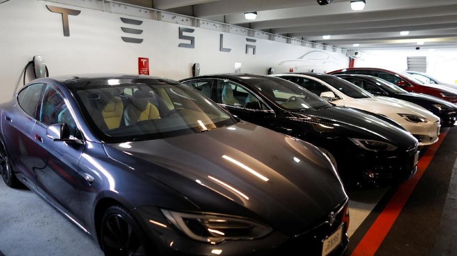 Pabrikan mobil listrik asal Amerika Serikat (AS), Tesla, kembali menjadi sorotan setelah salah satu mobilnya meledak tiba-tiba saat diparkir di Shanghai.