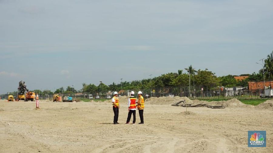 Pembangunan runway ketiga saat ini dalam proses musyawarah pembebasan tanah, termasuk juga pembayaran kepada pemilik tanah yang setuju.