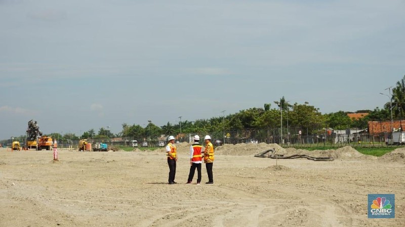 Pembangunan runway ketiga saat ini dalam proses musyawarah pembebasan tanah, termasuk juga pembayaran kepada pemilik tanah yang setuju.