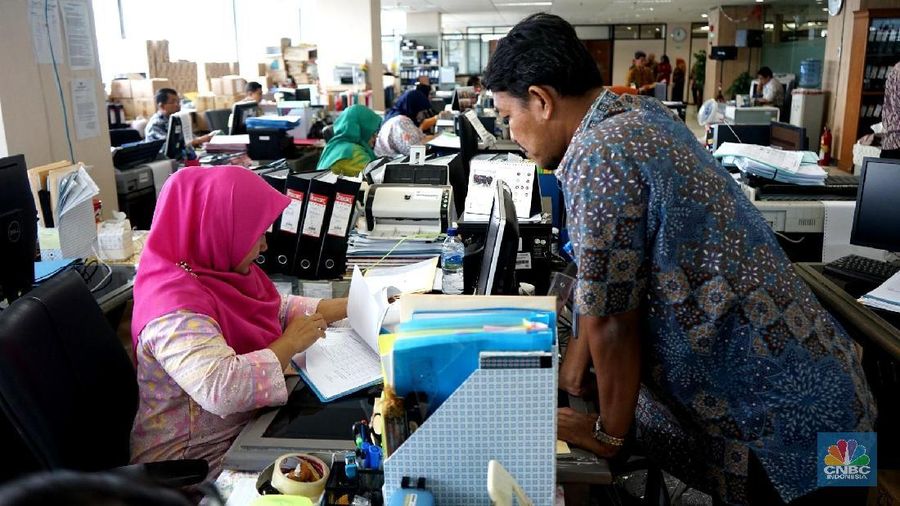 Pegawai balai kota melakukan aktivitas setelah libur lebaran  di Kantor Balaikota, Jakarta, Kamis (21/6). Hari pertama bekerja usai libur lebaran Idul Fitri 2018 ini, Pemprov DKI Jakarta melaksanakan acara halal bihalal bersama Gubernur dan Wakil Gubernur DKI Jakarta. Pagi ini terlihat antrian pegawai negeri sipil (PNS) sudah mengular hingga keluar Pendopo Balaikota. Pemerintah akan memberikan sanksi bagi PNS yang membolos di hari pertama kerja tersebut. Sanksi tersebut antara lain berupa teguran lisan bagi mereka yang tidak masuk kerja sampai dengan 5 hari kerja. Teguran tertulis bagi PNS yang tidak masuk kerja tanpa alasan yang sah selama 6 sampai dengan 10 hari kerja. (վ/Muhammad Sabki)
