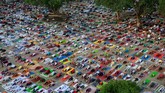 Masyarakat berkumpul dalam sebuah sesi yoga di Chandigarh, India, pada perayaan jelang Hari Yoga Internasional, Selasa (19/6). (REUTERS/Ajay Verma)