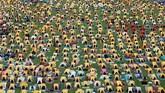 Puncak perayaan Hari Yoga Internasional diselenggarakan dengan yoga bersama di sebuah stadion di Bengaluru, India, Kamis (21/6). (REUTERS/ Abhishek N. Chinnappa)