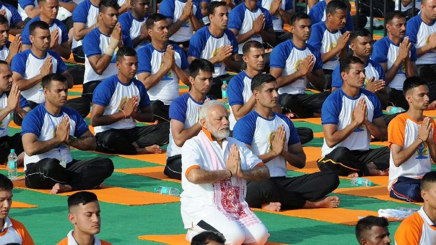 Hari Yoga Internasional ini dirayakan setiap tanggal 21 Juni, sesuai dengan konvensi di Perserikatan Bangsa-Bangsa (PBB) yang dicapai tahun 2014 lalu.