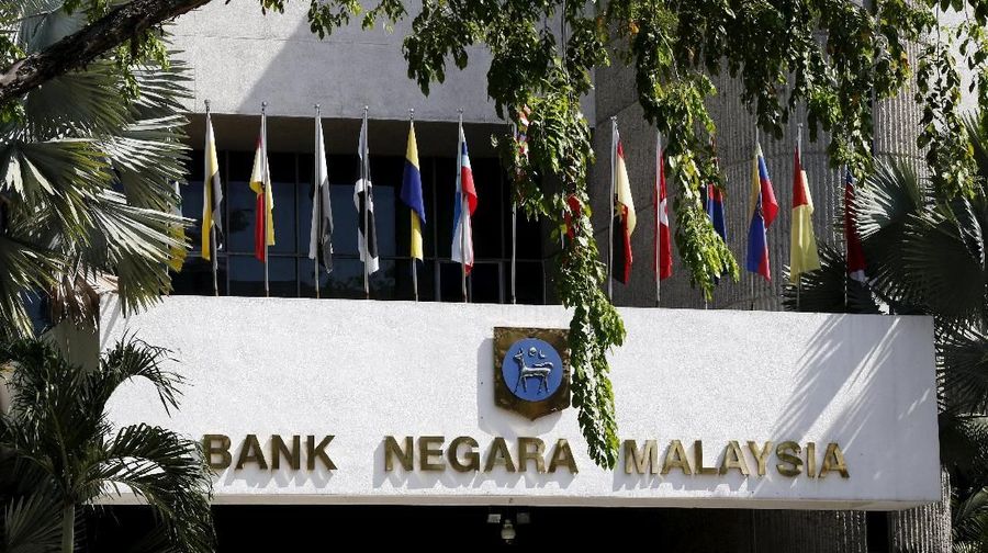 Gubernur bank sentral sebelumnya, Muhammad Ibrahim, mengundurkan diri setelah beredar kabar lembaga yang dipimpinnya membayar utang 1MDB.